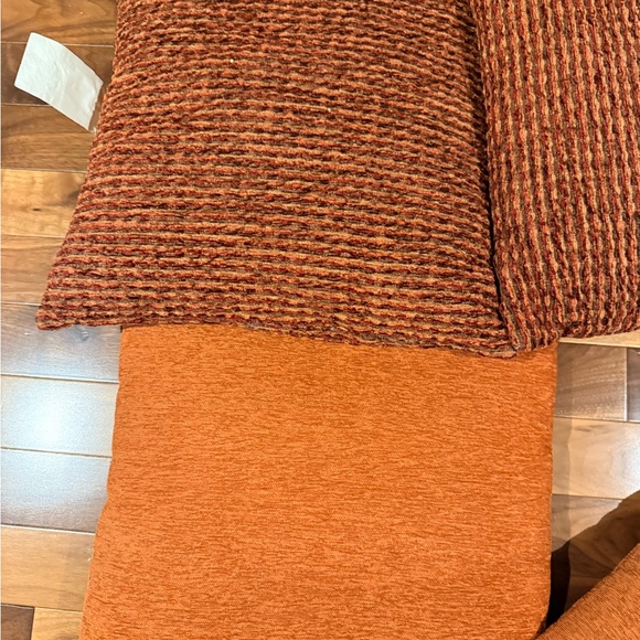 4 Beautiful Fall plush throw pillows. Rust/Orange colors. Great condition. - Picture 4 of 12